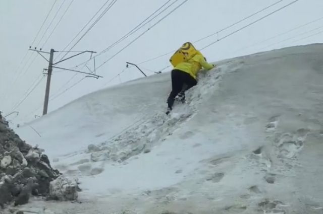 Курьер с рюкзаком лезет по снегу